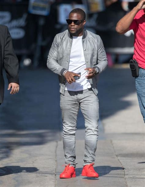 what does kevin hart wear